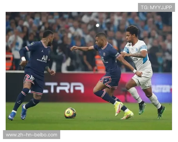 足球影锋角色在比赛中如何制造防守错位与空档机会